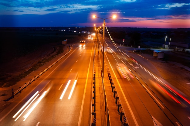 Tráfico en la autopista en el crepúsculo.