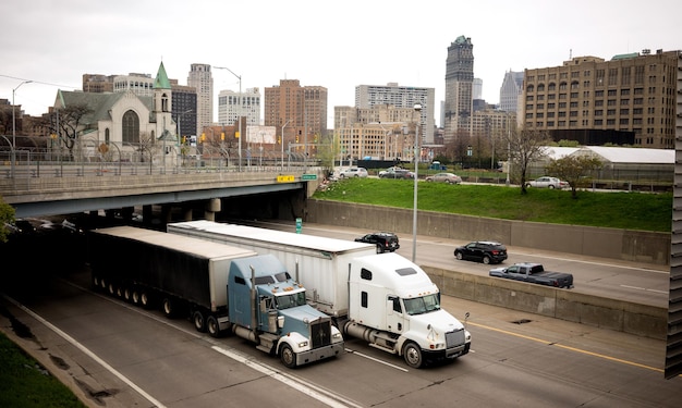 Foto el tráfico de la autopista interestatal fluye alrededor del área metropolitana de detroit, michigan