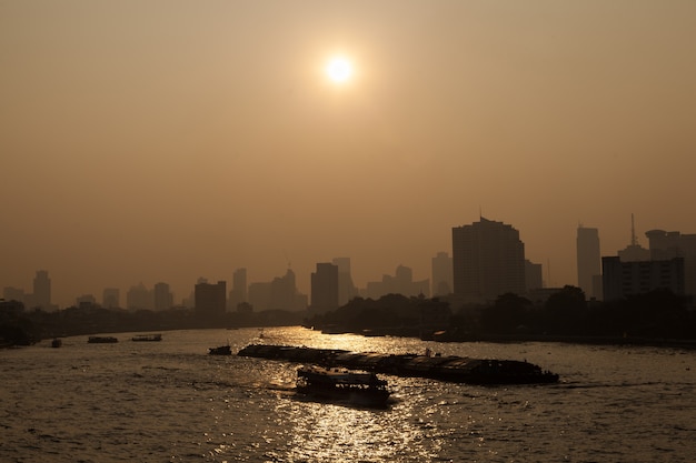 Tráfico de barcos en el río, ciudad de Bangkok.