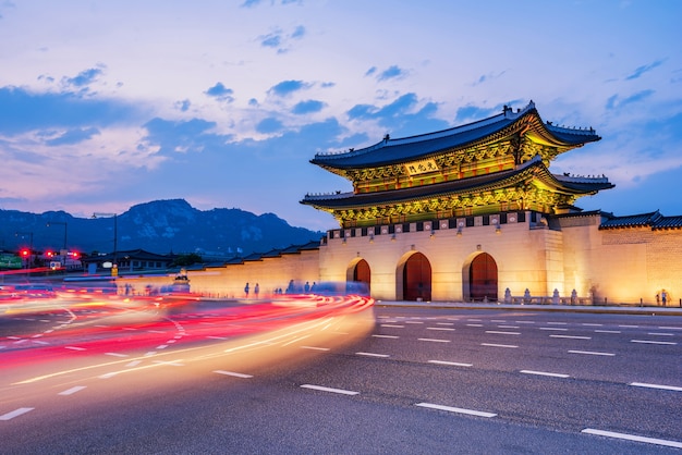 el tráfico borra el palacio Gyeongbokgung por la noche en Seúl, Corea del Sur.