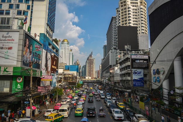 Foto tráfico en la calle de la ciudad por edificios contra el cielo