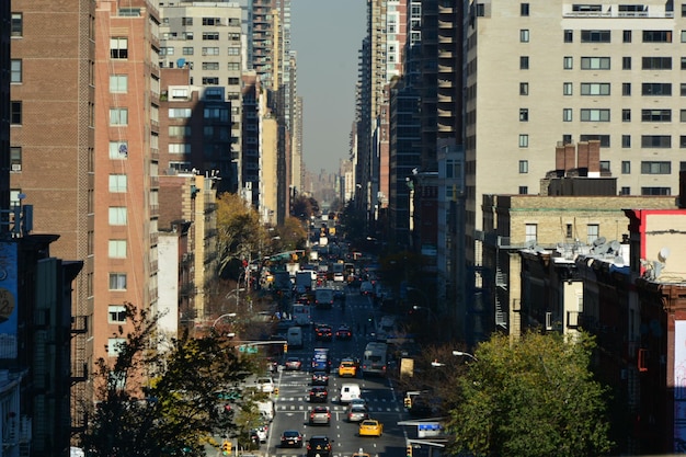 Foto tráfico en una calle de la ciudad en medio de edificios