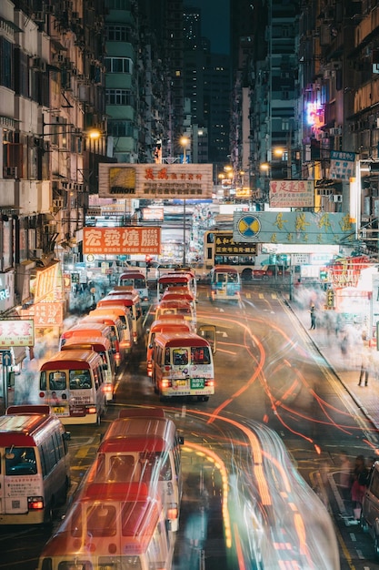 Tráfico en la calle de la ciudad por la noche