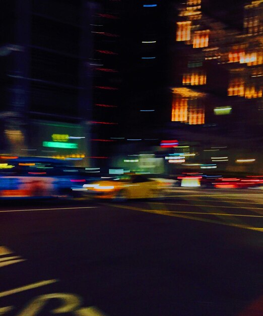 Foto tráfico en la calle de la ciudad por la noche