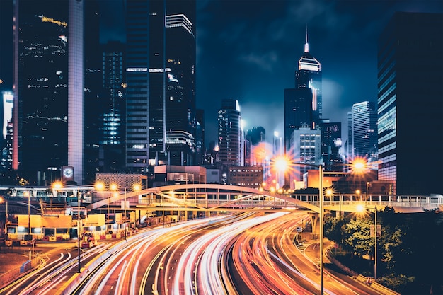 Tráfico de la calle en Hong Kong en la noche