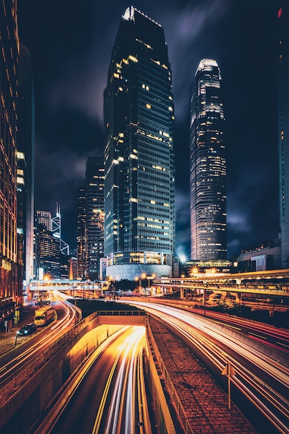 Tráfico de la calle en Hong Kong en la noche