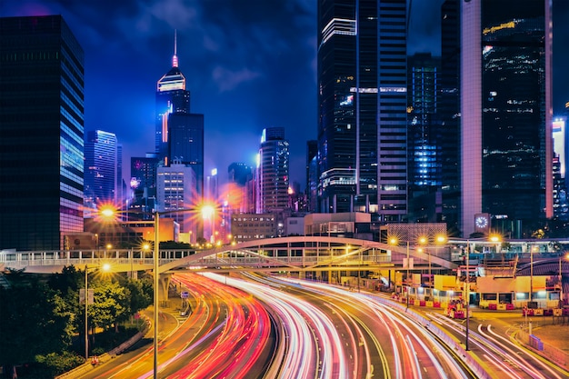 Tráfico de la calle en Hong Kong en la noche