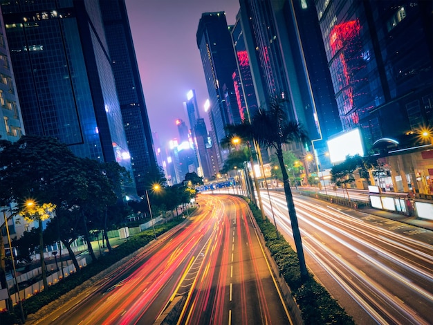 Tráfico de la calle en Hong Kong en la noche
