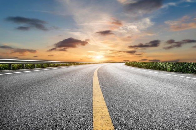 Tráfico por carretera al aire libre y fondo del cielo