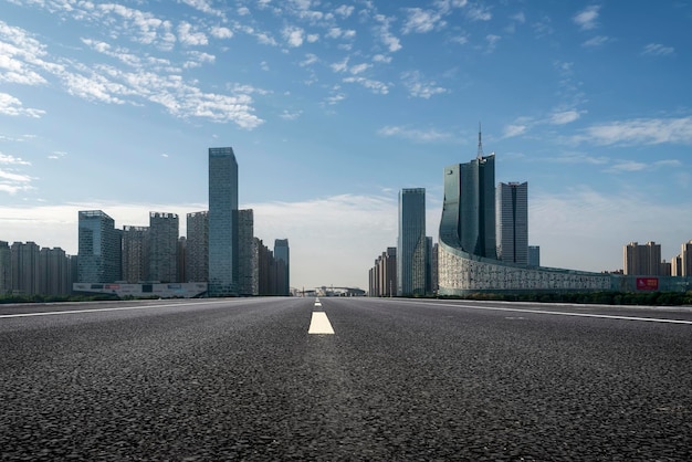 Tráfico por carretera de la ciudad y escena de la calle de edificios modernos