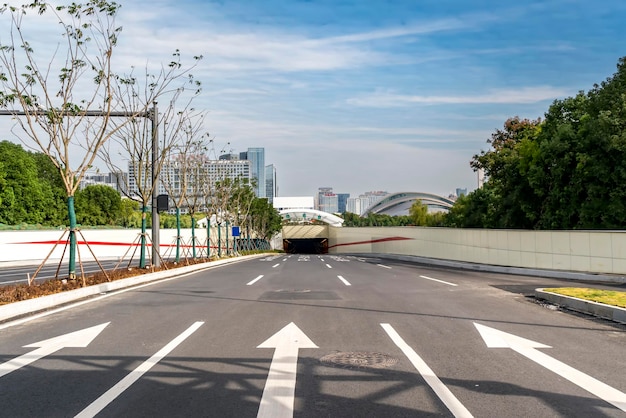 Tráfico por carretera de la ciudad y escena de la calle de edificios modernos