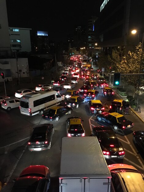 Foto tráfico en la carretera de la ciudad por la noche