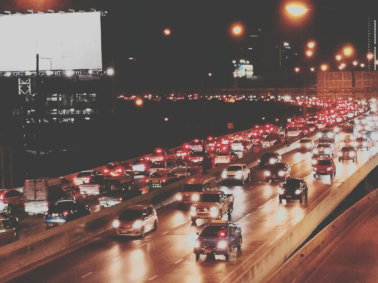 Foto tráfico en la carretera de la ciudad por la noche