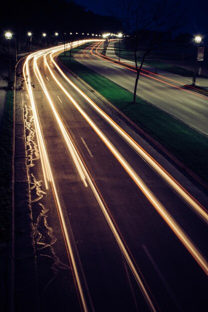 Foto tráfico en la carretera por la noche