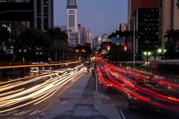 Tráfico en la ciudad de curitiba.