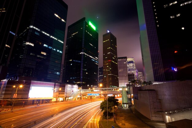 Foto tráfico de la ciudad por la noche en hong kong