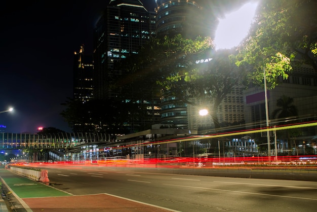 Tráfico en la ciudad por la noche. Yakarta, Indonesia, 23 de junio de 2021.