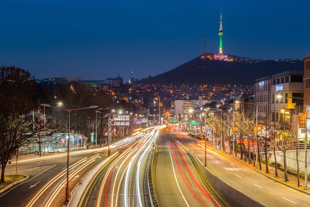 Tráfico en la ciudad de Seúl y la Torre Namsan, Corea del Sur