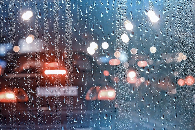 tráfico de coches en la ciudad de noche, vista desde el coche, luces de fondo auto abstracto