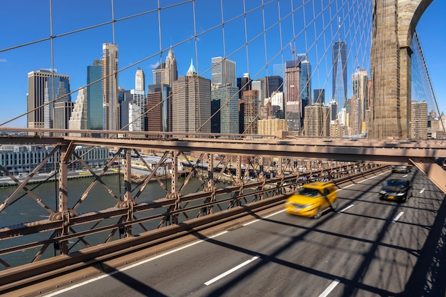 Tráfico en la hora punta de la mañana antes de la jornada laboral en el puente de Brooklyn sobre el paisaje urbano de Nueva York