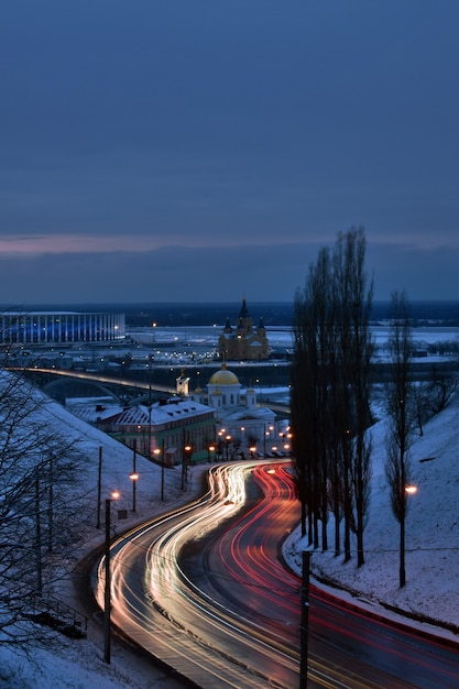 Tráfico de noche. Nizhny Novgorod