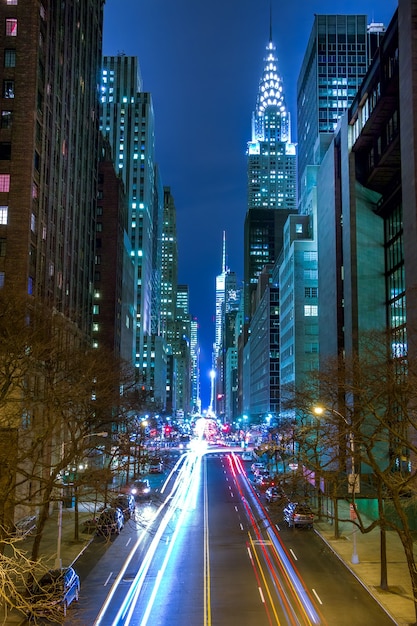 Tráfico nocturno en la calle 42 de Manhattan