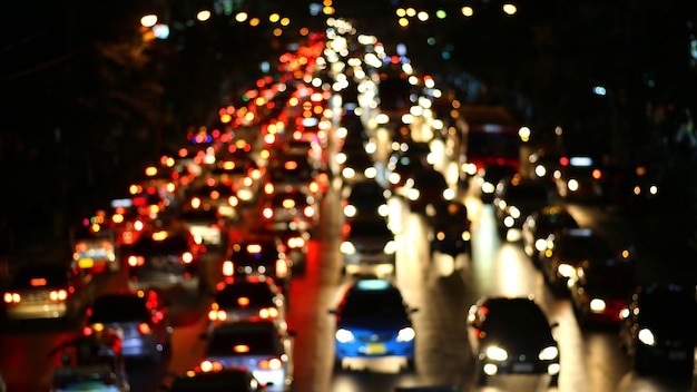 Tráfico nocturno La ciudad se enciende Desenfoque de movimiento.