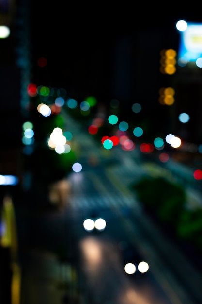 Tráfico nocturno de la ciudad en una metrópolis gigante.