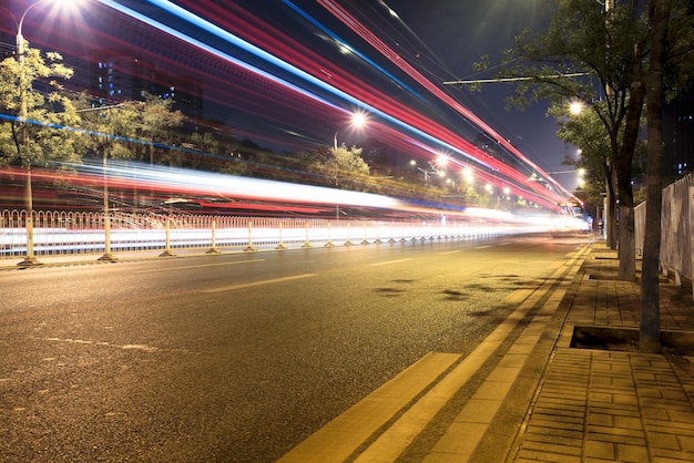 Tráfico nocturno en luces de tranvía en movimiento