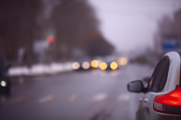 tráfico de otoño en la ciudad, coches, vista desde la cabina hasta la pista sombrío día de otoño