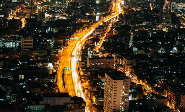 Tráfico en el paisaje urbano nocturno de Bangkok con altura