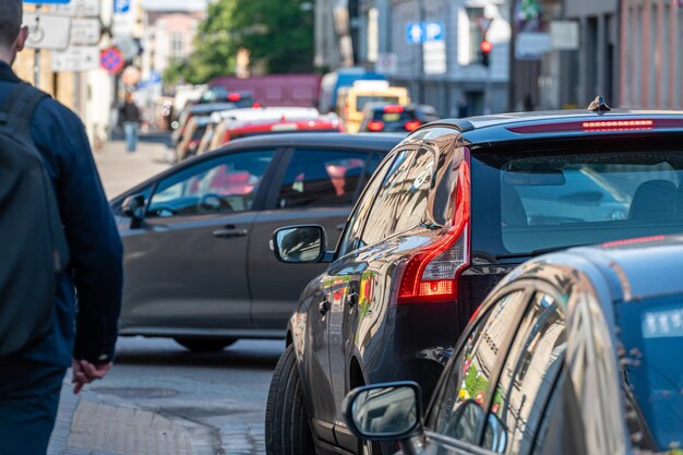 Tráfico pesado y colas de autos estacionados al lado de la calle en Riga Letonia