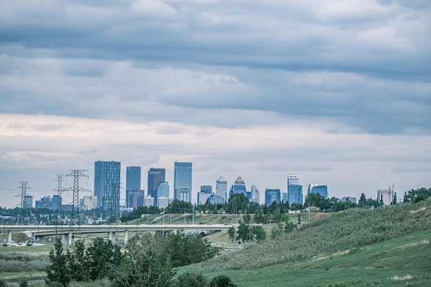 Tráfico en el sendero Deerfoot con el centro de Calgary en un día nublado