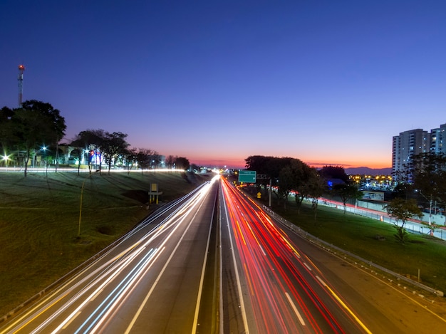 Tráfico de vehículos en la carretera a primera hora de la tarde.