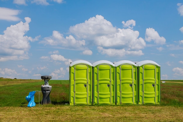 Tragbare Toilette im Gras