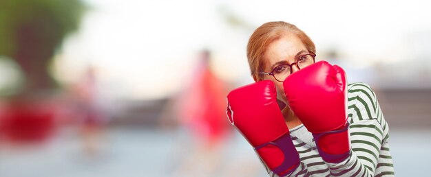 Tragende Boxhandschuhe der älteren Schönheit