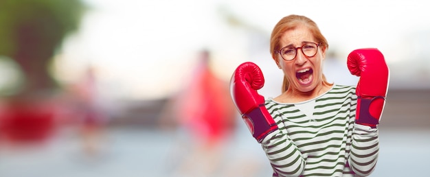 Foto tragende boxhandschuhe der älteren schönheit