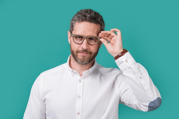 Tragende Brille des kaukasischen Geschäftsmannes im Studiofoto des Geschäftsmannes im Hemd