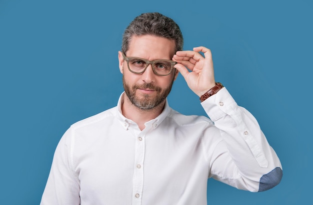 Tragende Brille des kaukasischen Geschäftsmannes im Studiofoto des Geschäftsmannes im Hemd