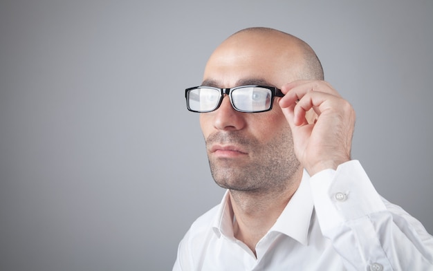 Tragende Brille des kaukasischen jungen Geschäftsmannes.