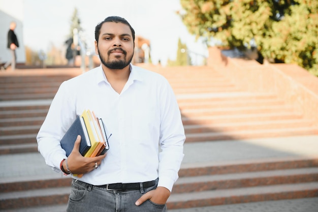 Tragende Bücher des indischen jungen Studenten