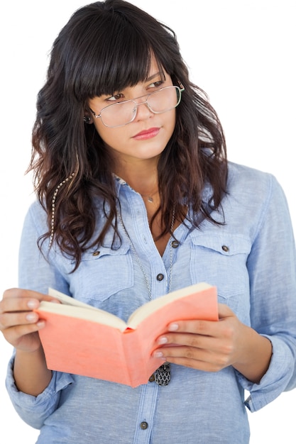 Foto tragende gläser der jungen frau und denken an ihr buch