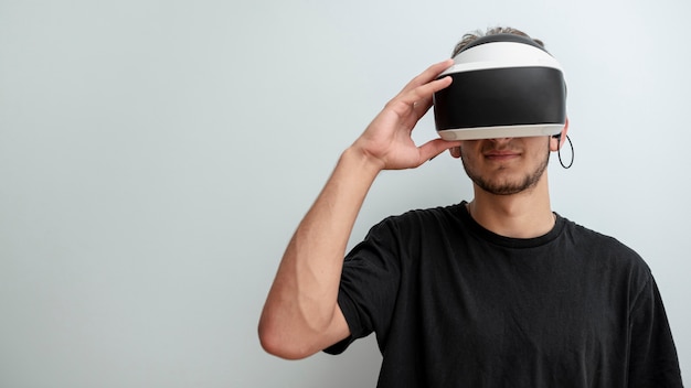 Foto tragende gläser der virtuellen realität der vorderansicht jugendlich