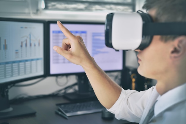 Tragende Gläser der virtuellen Realität des Geschäftsmannes