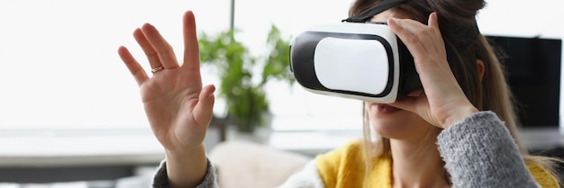 Tragende Gläser der virtuellen Realität des Mädchens