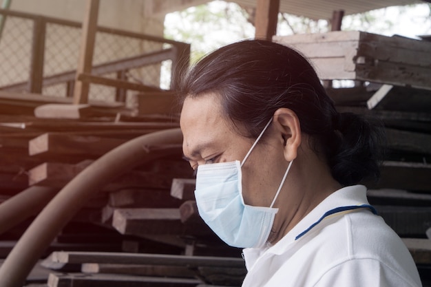 Tragende mundmaske des asiatischen mannes gegen luftverschmutzung.