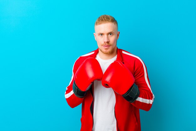 Tragende Sportkleidung des jungen blonden Mannes