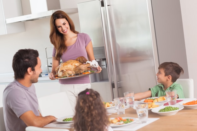 Tragender Bratentruthahn der Mutter für Abendessen