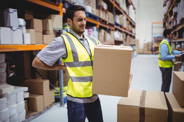 Tragender Kasten der Arbeitskraft im Lager mit hinterem Schmerz