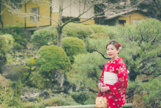 Tragender Kimono der Asiatin in Japan